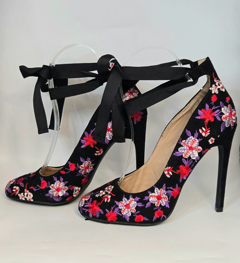 Steve Madden Lilly Y2K Heels Size 6.5 Floral Embroidered Black Ribbon Tie Pumps
